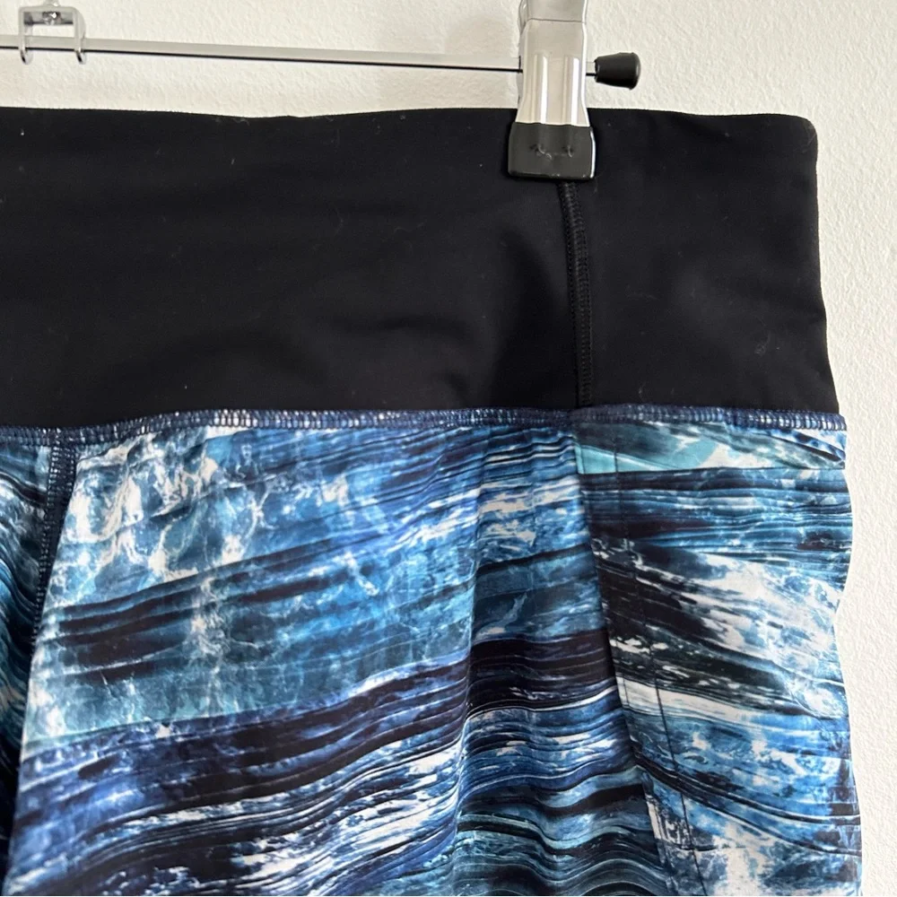Lululemon Run Times Short II 4” in Shorelines Multi Blue / Black sz 6 Activewear